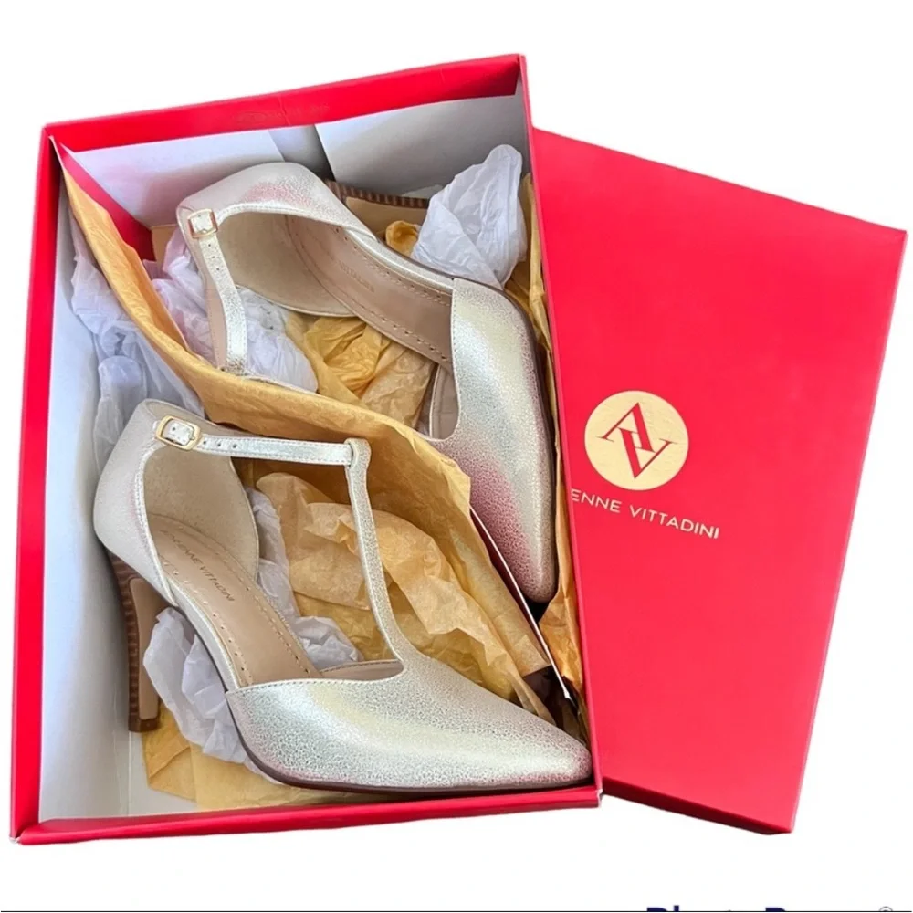 Adrienne Vittadini Cecelia T-Strap Gold Napa Leather Sandals Size 7